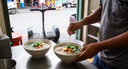 Phở "Bay" - Hanoi Phở Shop Makes Deliveries On Hoverboard - VTVgo